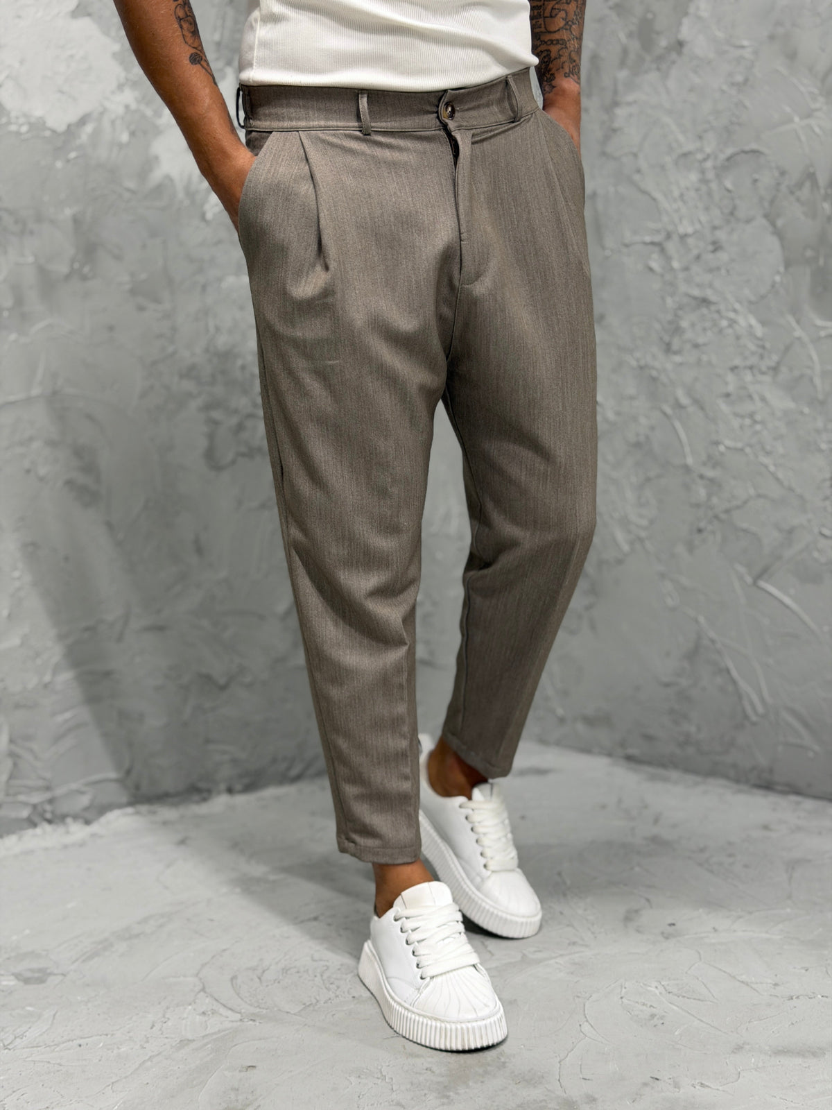Pantalón MADRID con pinzas taupe 1