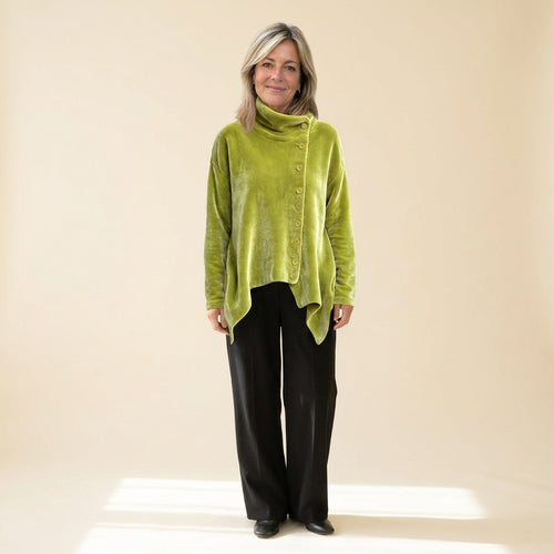 Chaqueta de terciopelo Aitana en verde, con modelo
